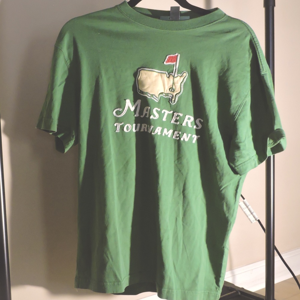 I am selling one of my favorite vintage piece!!!It is a Masters Golf Tee!